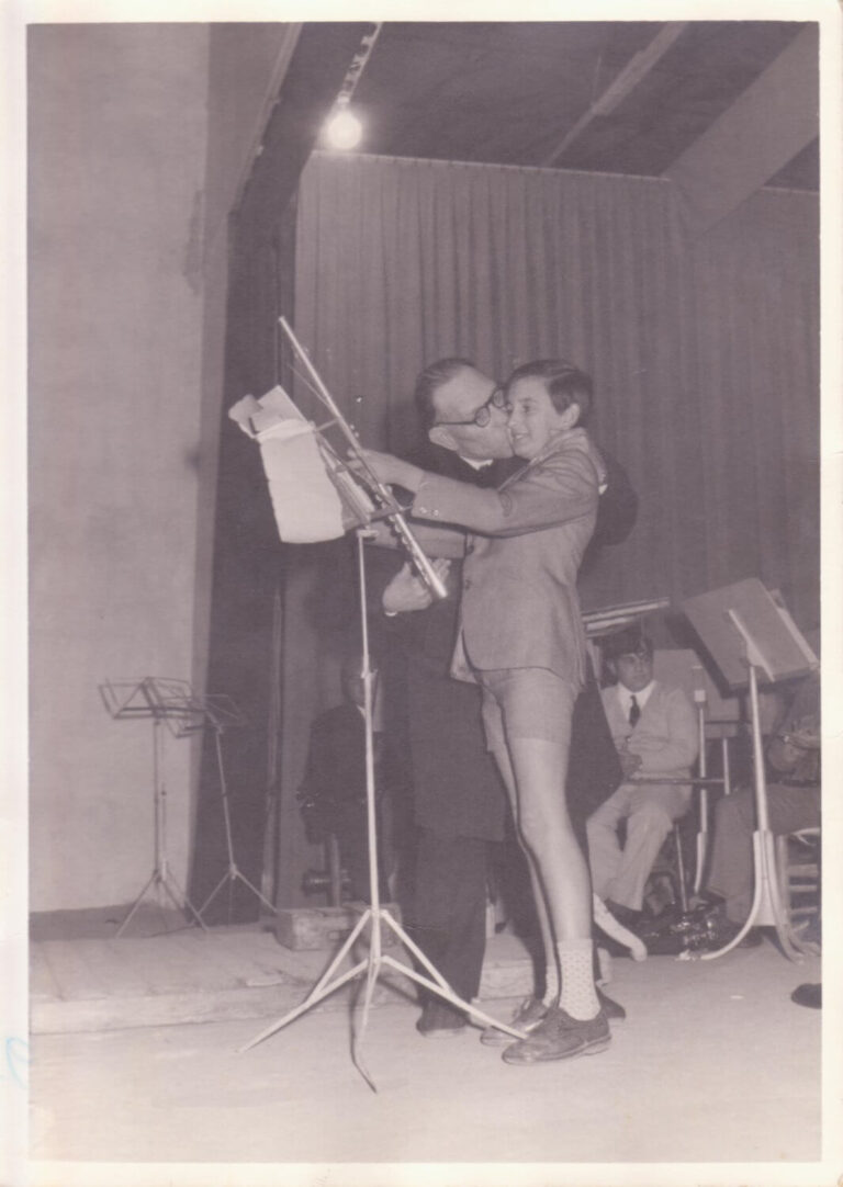 El mestre José Ferrís Peiró felicita a Francisco Serrano Lino per la seua audició de flauta / 1971 Saló d’actes de la UAM / Foto cedida per la família Serrano Lino