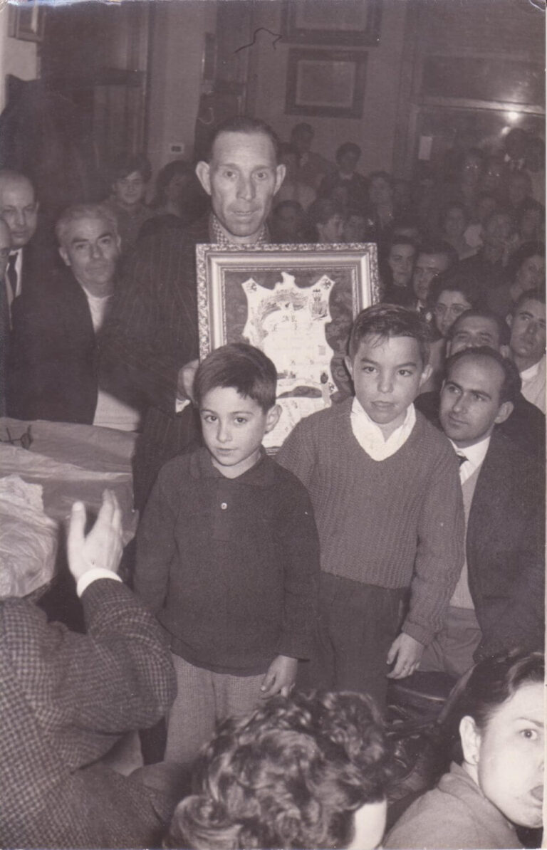 El mestre Francisco Ferrís Peiró rebent un reconeixement per la seua tasca / 1960 Cafeteria de la UAM / Foto cedida per la família Serrano Lino