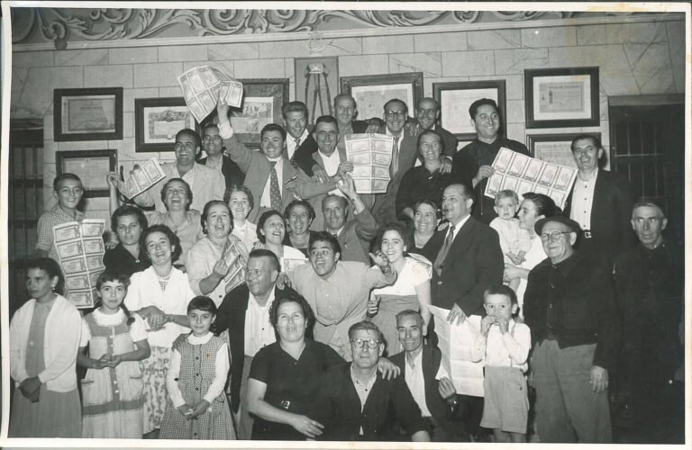Grup de directius, comissió femenina i socis celebrant el segon premi de la Loteria Nacional / 1957 Casino Carrer major, 63 - 1r pis / Foto cedida per la família Català Bosch