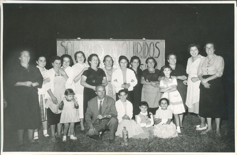 La comissió femenina amb el president de la UAM / 1957 Solar on es construiria el musical / Foto cedida per la família Català Bosch