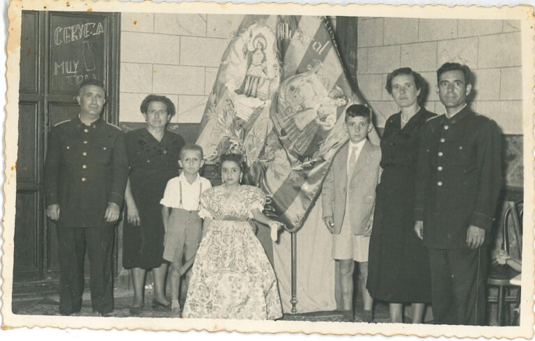 Família Barberà Usedo i família Català Bosch amb la nova bandera / 1954 Casino Carrer major, 63 - 1r pis / Foto cedida per la família Barberà Usedo
