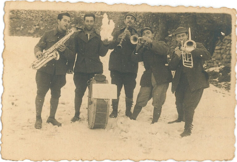 El músic Francisco Català Escrivà al centre amb altres músics de la banda de la 82 Brigada Mixta – 5a divisió del 19 Cos de l’Exèrcit de la República / 1937 Front de Terol / Foto cedida per la família Català Bosch