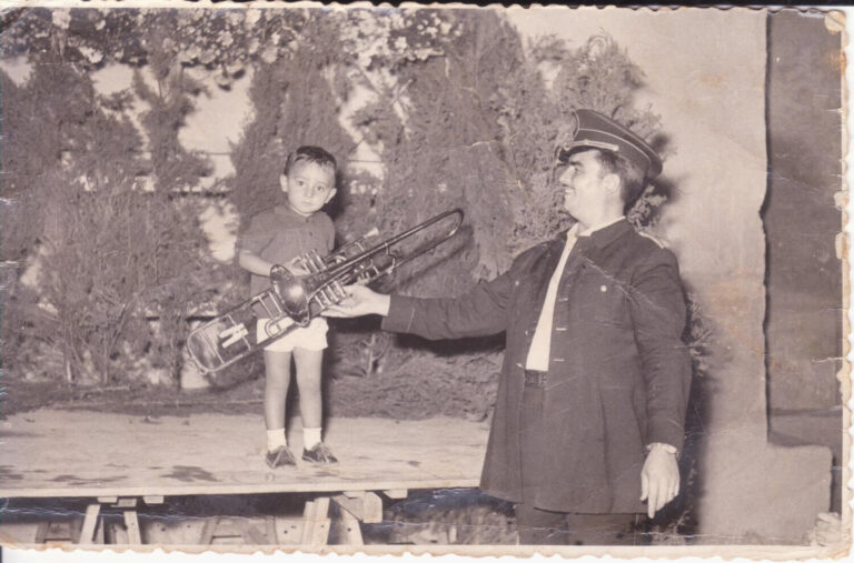 El músic José Montesinos Forment amb el seu fill / Anys 60 Església de l’Olivar / Foto cedida per la família Montesinos Bayona