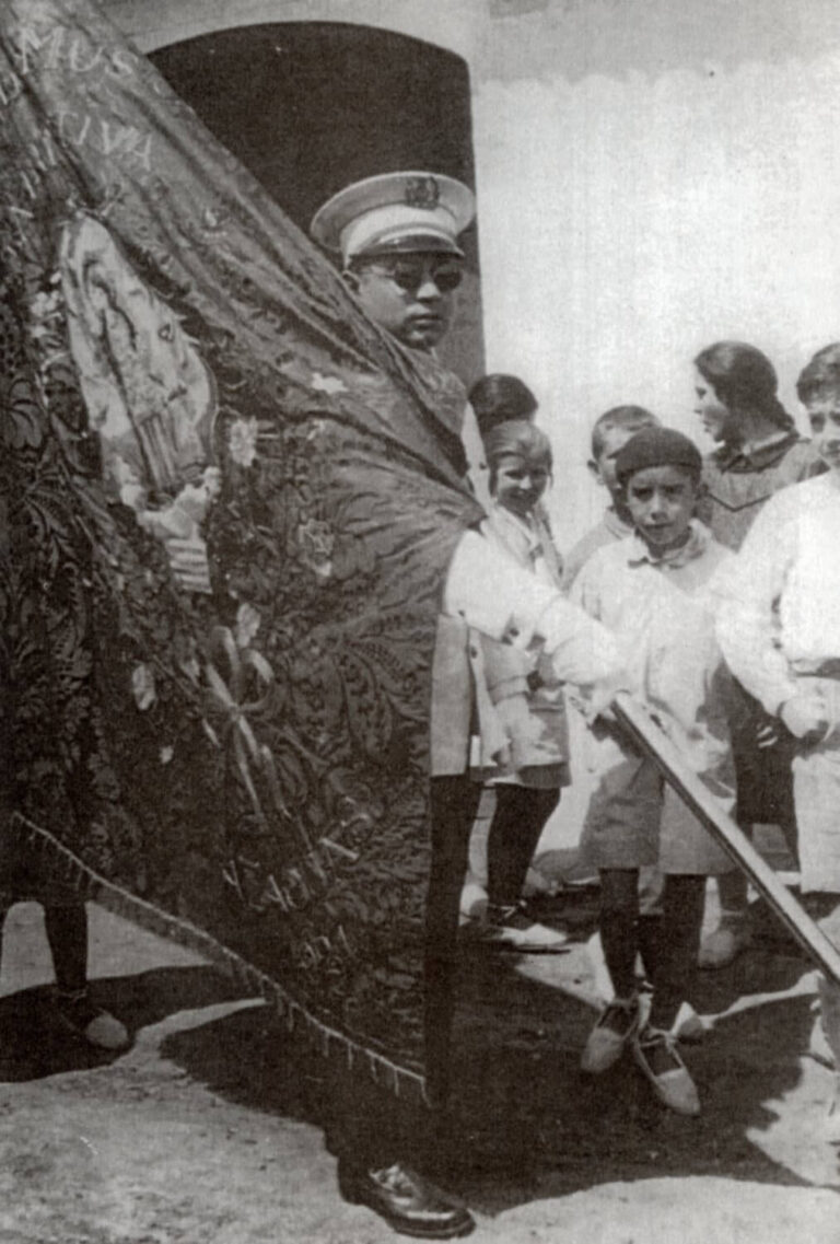 Luis Lino Sanz, abanderat de la Banda Primitiva / 1926 Carrer Mare de Déu de l’Olivar / Foto cedida per Quaderns d’investigació d’Alaquàs