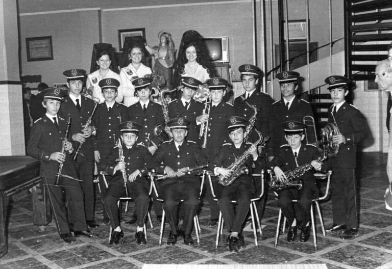Educands que s’incorporaren a  la banda amb la musa de la música i cort d’honor / 1972 Cafeteria de la UAM / Foto cedida per Daniel García Castillo