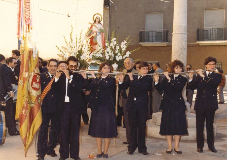 La corda de flautes amb la bandera i Santa Cecília / 1987 Placeta de l’Església / Foto cedida per la família Almero Ruiz
