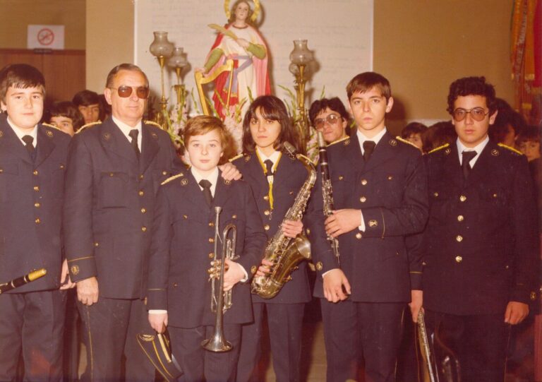Educands que s’incorporaren a  la banda amb el mestre Amadeo Mateu Nadal / 1980 Saló d’actes de la UAM / Foto cedida per la família Almero Ruiz