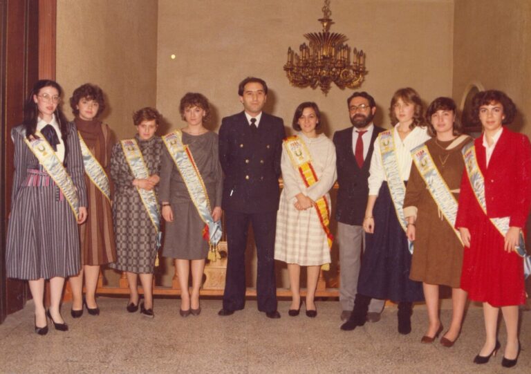 Musa de la música i la seua cort d’honor, components de la banda, amb el president i director / 1984 Alaquàs / Foto cedida per la família Almero Ruiz