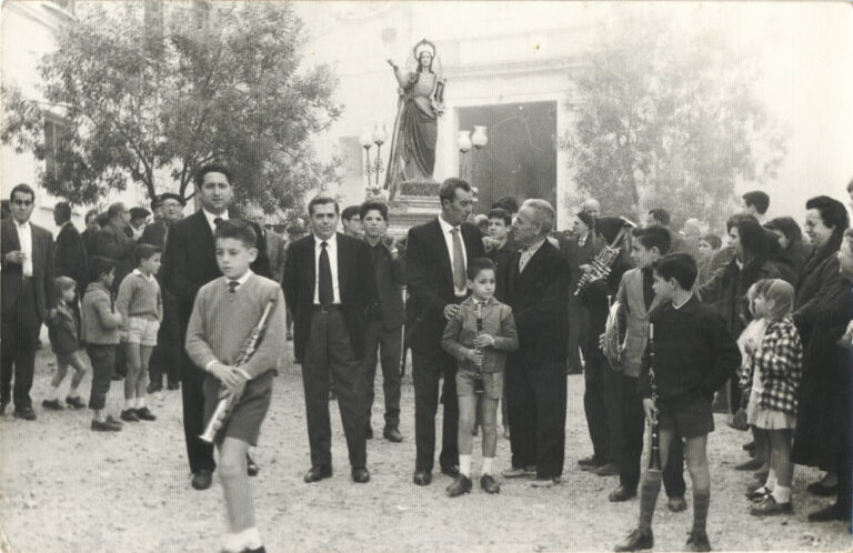 Eixida de la missa en honor a Santa Cecília / 1960 Placeta de l’Església / Foto cedida per la família Roselló Forriol