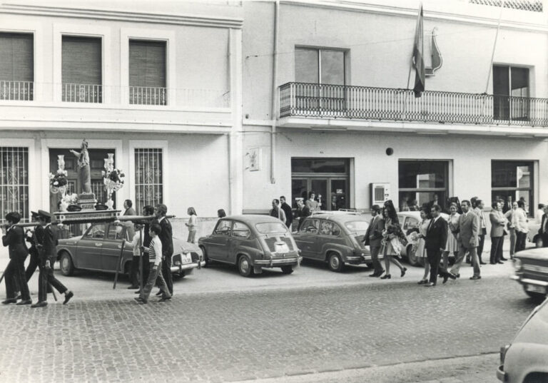 Comitiva en direcció a la missa en honor a Santa Cecília / 1972 Avinguda Genovés (País valencià), front al Musical / Foto cedida per la família Roselló Forriol