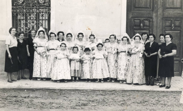 Les filles de la Comissió femenina vestides de valenciana per a les festes de Santa Cecília / 1955 Alaquàs / Foto cedida per la família García Bonet
