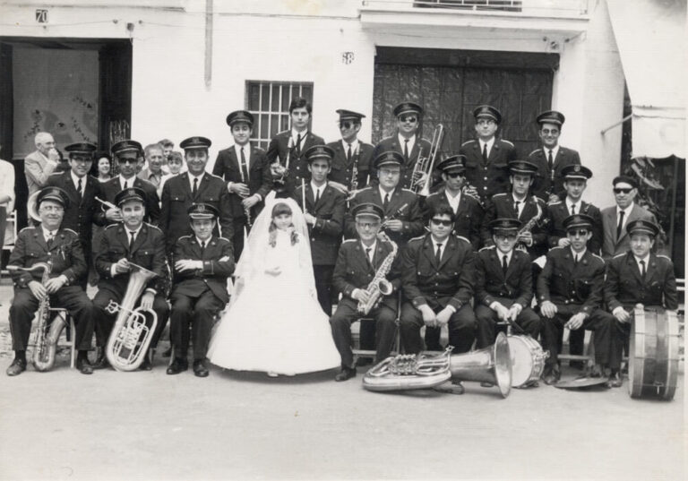 La banda acompanyant la comunió de la filla del músic Francisco Sena Medina / 1961 Carrer major, 68 Alaquàs / Foto d’arxiu de l’UMA